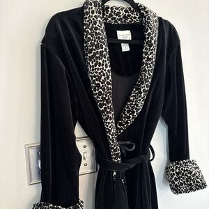 Vintage Y2K Amanda Stewarts Intimates Small Black Cheetah Print Velvet Robe